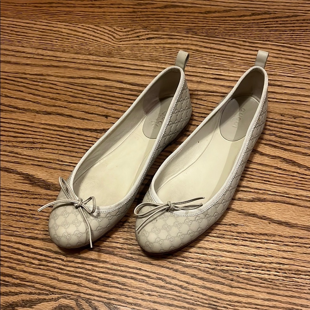 Gucci Cream Luxury Ballet Flats Sleek Design